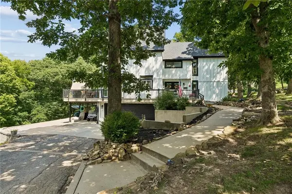708 LAKE FOREST DR, Bonner Springs, KS 66012