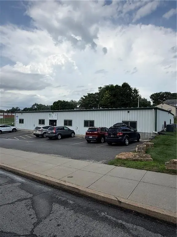 1203 N 6th ST, St Joseph, MO 64501