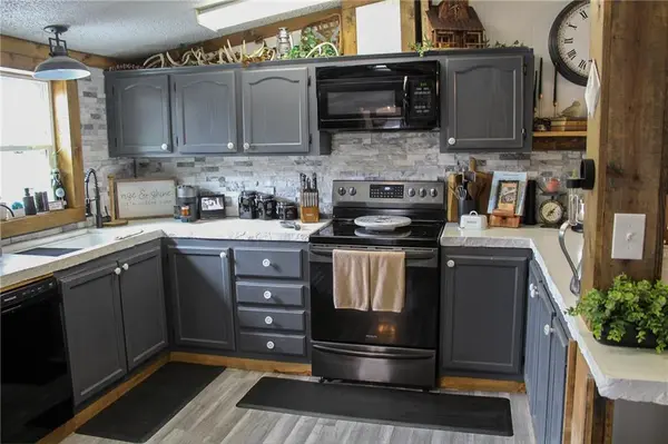 21 Buckskin DR, Linn Valley, KS 66040