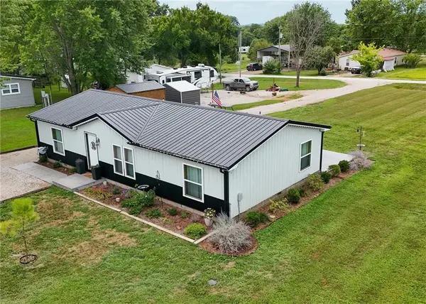 21 Buckskin DR, Linn Valley, KS 66040