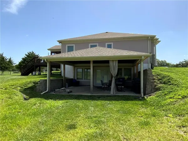 18144 Evans RD, Tonganoxie, KS 66086
