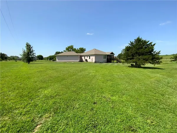 18144 Evans RD, Tonganoxie, KS 66086