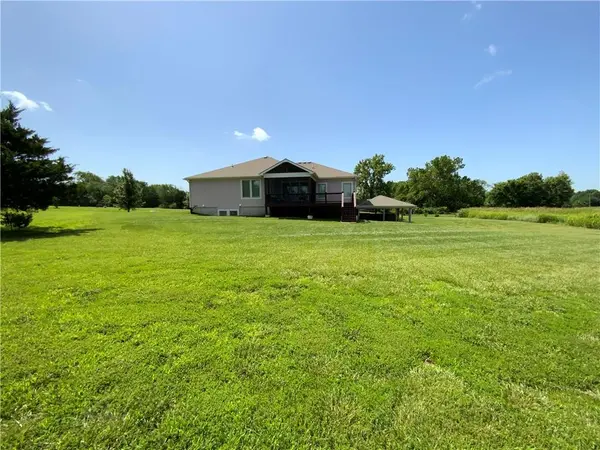 18144 Evans RD, Tonganoxie, KS 66086