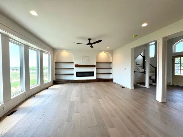 8211 NW 90TH TER, Kansas City, MO 64153