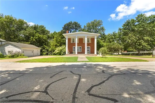 200 SW Madison ST, Lee's Summit, MO 64063