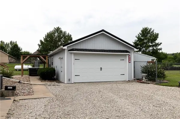22215 Parallel RD, Tonganoxie, KS 66086