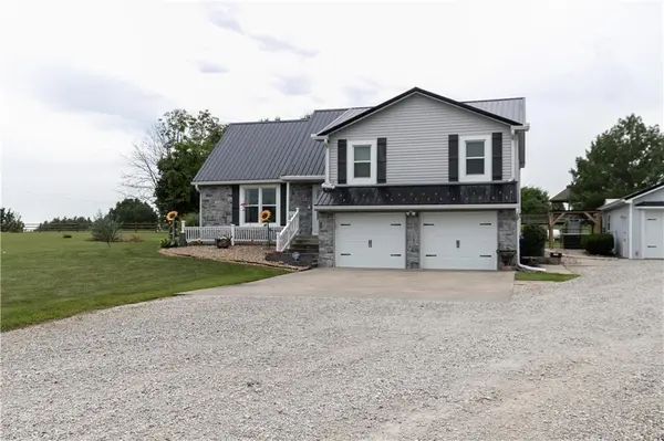 22215 Parallel RD, Tonganoxie, KS 66086