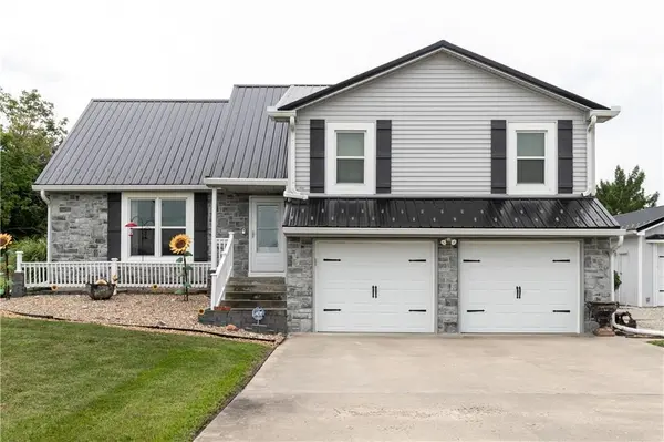 22215 Parallel RD, Tonganoxie, KS 66086