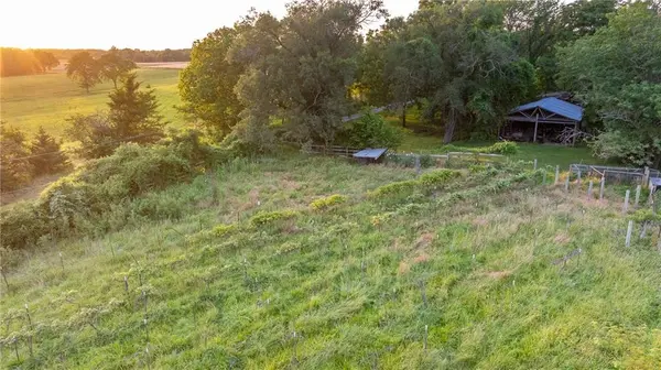 33200 E hammond RD, Lone Jack, MO 64070