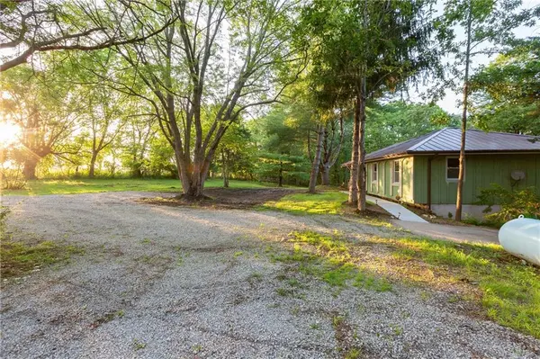 33200 E hammond RD, Lone Jack, MO 64070