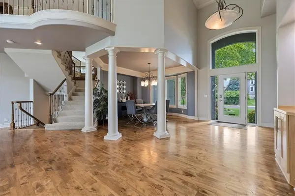 9920 Skyview LN, Lenexa, KS 66220