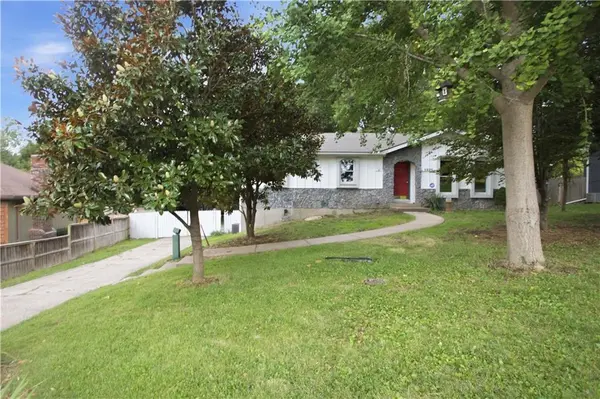 5925 Haskins ST, Shawnee, KS 66216