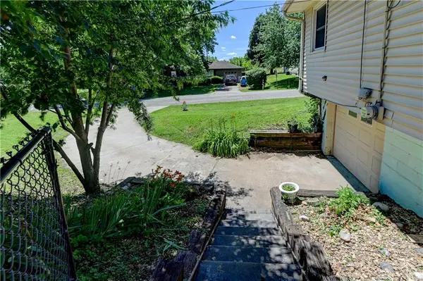 2111 N 33rd ST, St Joseph, MO 64506