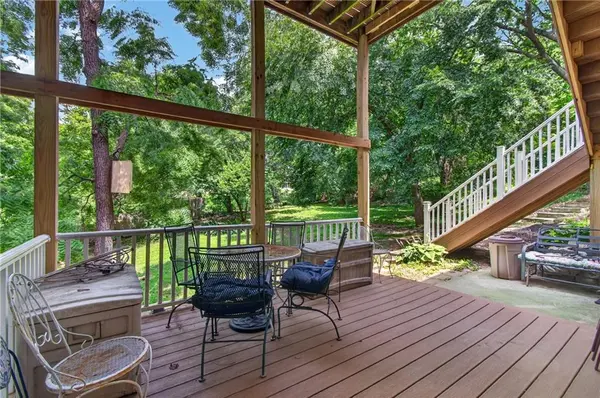 10402 NW River Hills DR, Parkville, MO 64152