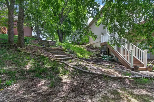 10402 NW River Hills DR, Parkville, MO 64152