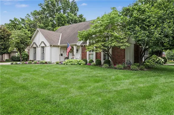 3211 W 83rd TER, Leawood, KS 66206