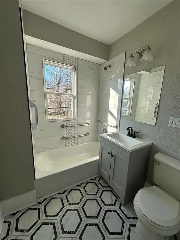 2210 E 34th ST, Kansas City, MO 64109