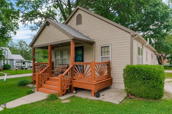 601 S Peoria ST, Louisburg, KS 66053
