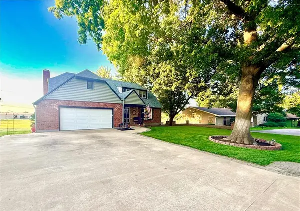 617 Meadow LN, Fort Scott, KS 66701
