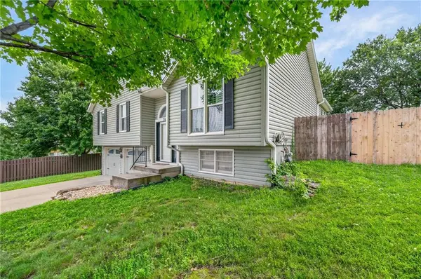 7933 N WYOMING CT, Kansas City, MO 64118