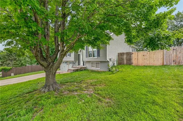 7933 N WYOMING CT, Kansas City, MO 64118