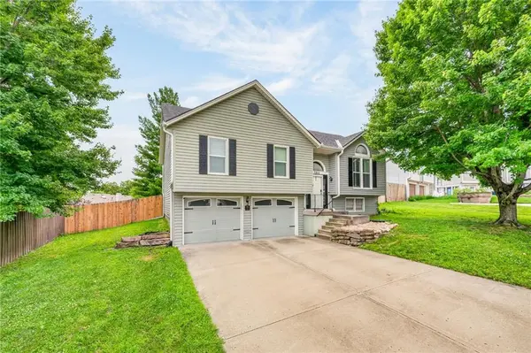 7933 N WYOMING CT, Kansas City, MO 64118