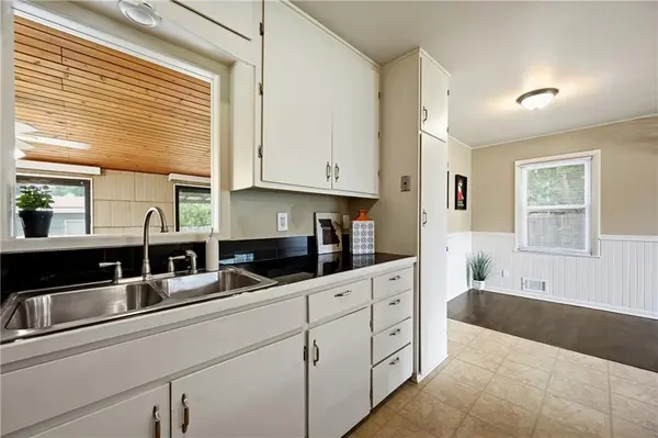 704 S Cedar ST, Belton, MO 64012