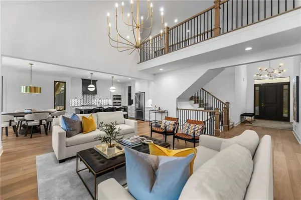 7942 Reinhardt LN, Prairie Village, KS 66208