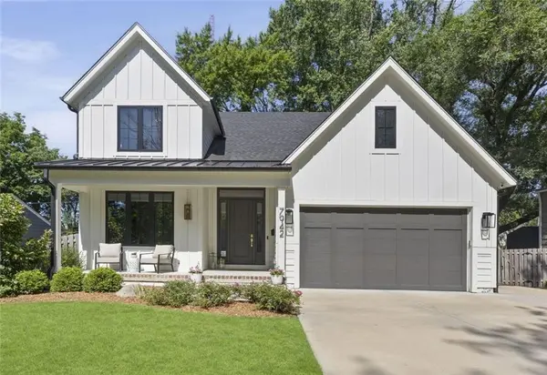 7942 Reinhardt LN, Prairie Village, KS 66208