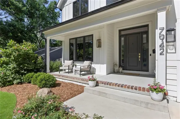 7942 Reinhardt LN, Prairie Village, KS 66208