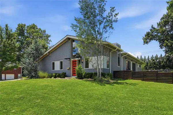10308 Wenonga LN, Leawood, KS 66206
