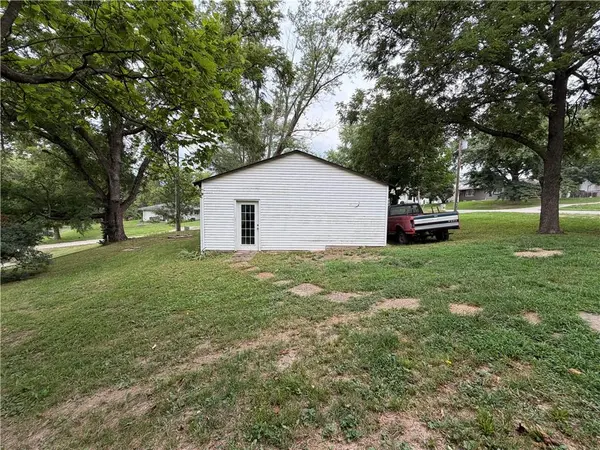 411 E 2nd ST, Dearborn, MO 64439