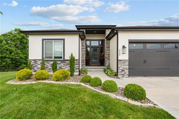 9104 SW 10th TER, Lee's Summit, MO 64064