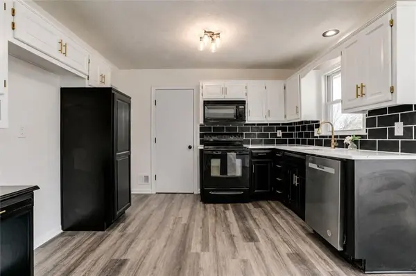 824 S Elk LN, Bonner Springs, KS 66012