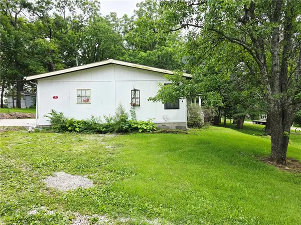 58 N longview RD, Pleasanton, KS 66075