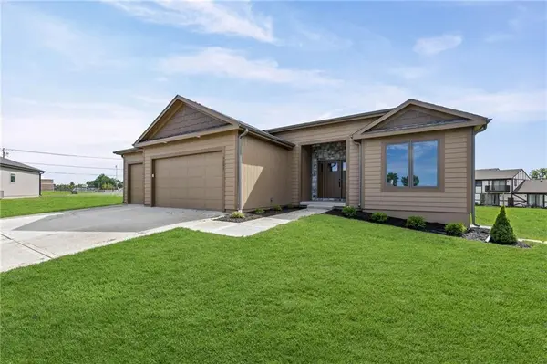 1201 Cottonwood CT, Paola, KS 66071