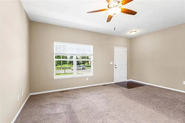 432 E Pawnee LN, Gardner, KS 66030