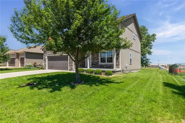 432 E Pawnee LN, Gardner, KS 66030