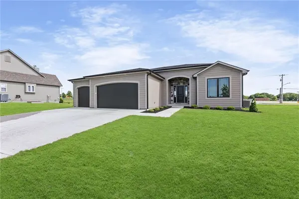 1205 Cottonwood CT, Paola, KS 66071