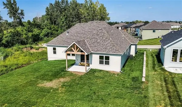 4137 Lake Shore DR, Basehor, KS 66007