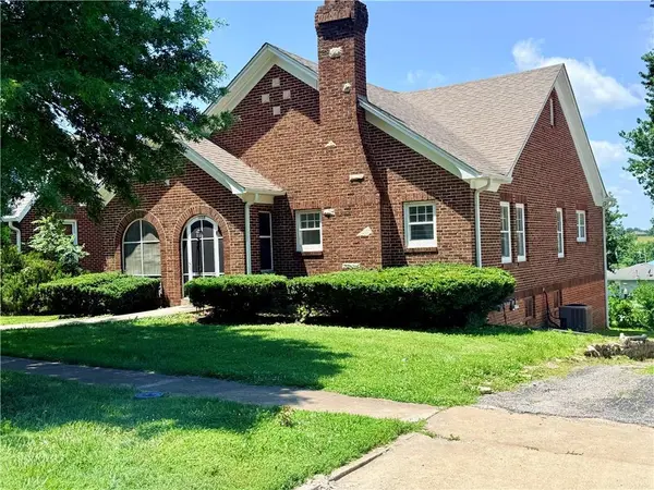 1608 N Walnut ST, Higginsville, MO 64037
