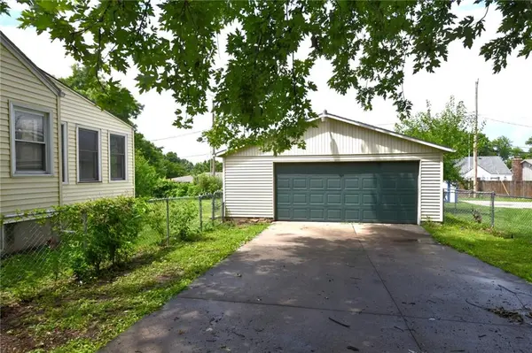 9604 E 32nd ST, Independence, MO 64052