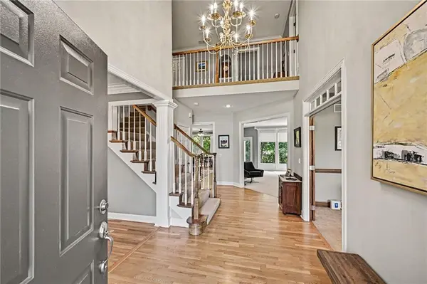 8033 Clearwater DR, Parkville, MO 64152