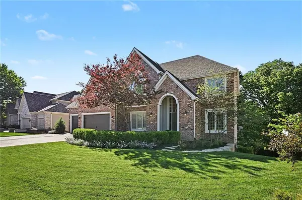 8033 Clearwater DR, Parkville, MO 64152