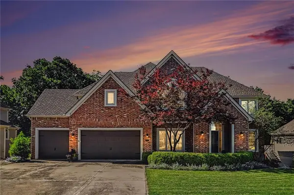 8033 Clearwater DR, Parkville, MO 64152