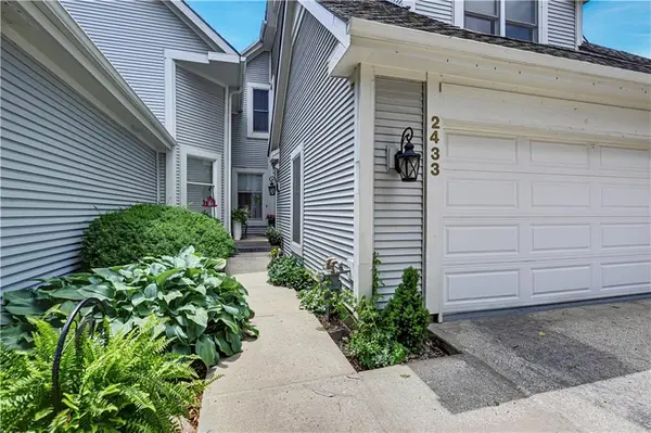 2433 W 137th PL, Leawood, KS 66224