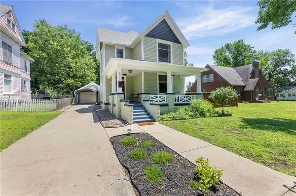 221 S Colborn ST, Iola, KS 66749