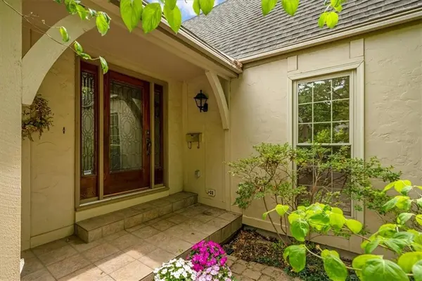 2326 W 95 ST, Leawood, KS 66206