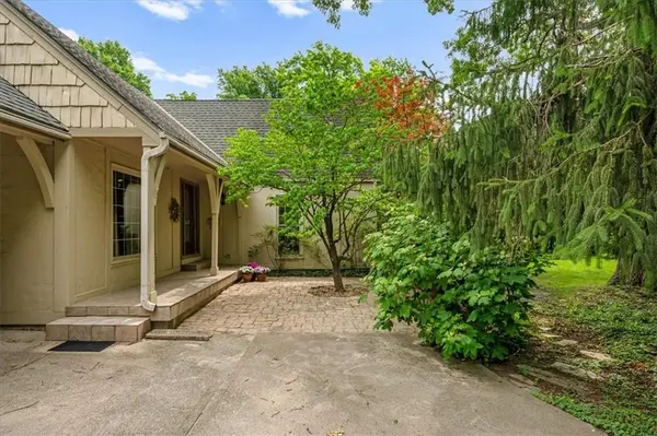 2326 W 95 ST, Leawood, KS 66206
