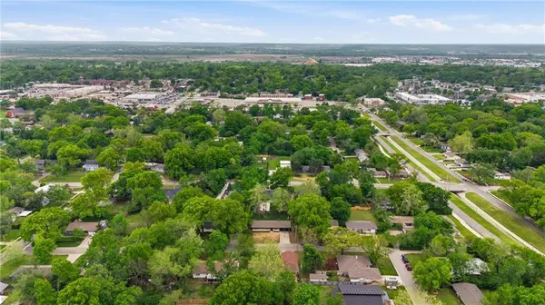 927 W 20th TER, Lawrence, KS 66046
